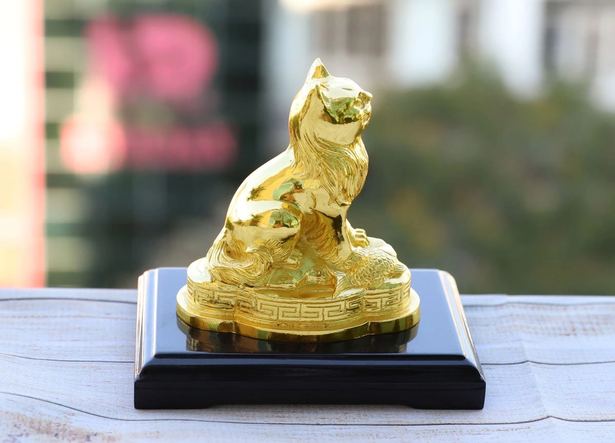 Tượng mèo mạ vàng