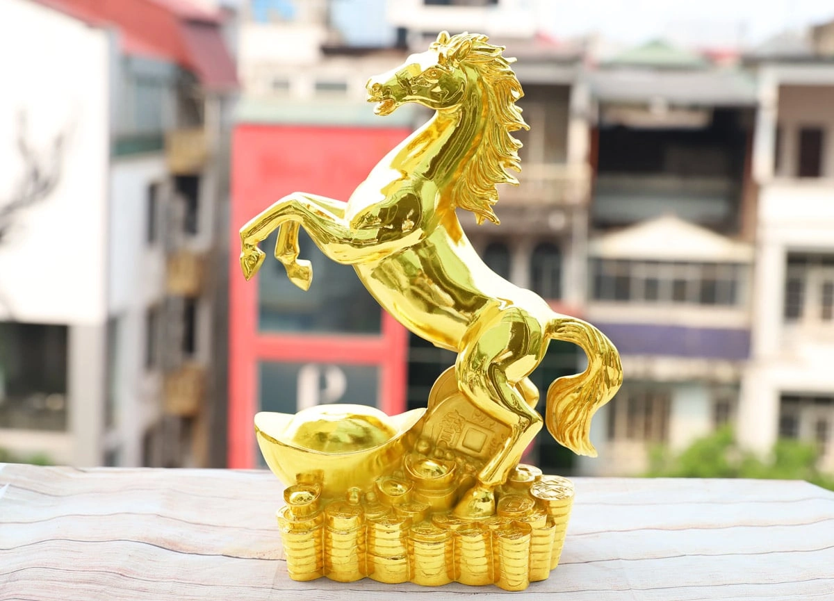 Tượng ngựa mạ vàng