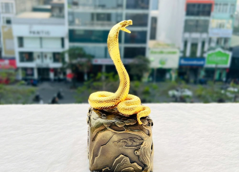 Tượng rắn mạ vàng