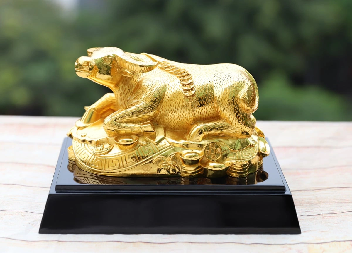 Tượng trâu mạ vàng