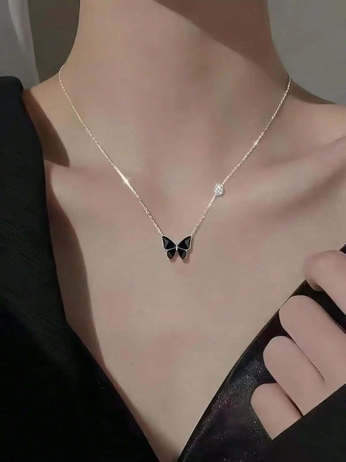 Vòng cổ thanh lịch và quý phái