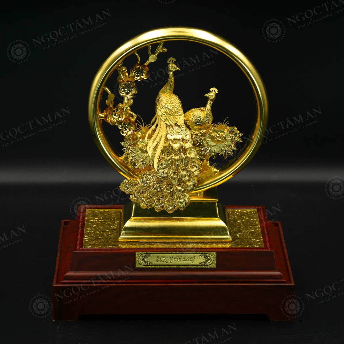 Tượng đôi chim công dát vàng