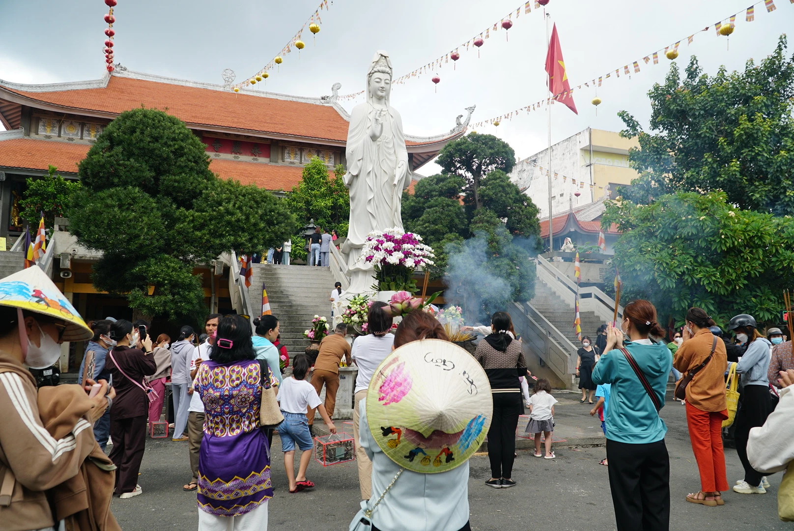 Mọi người đi chùa cầu an ngày vu lan 