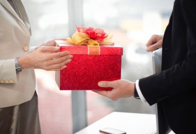 Tặng quà theo gu và sở thích của sếp
